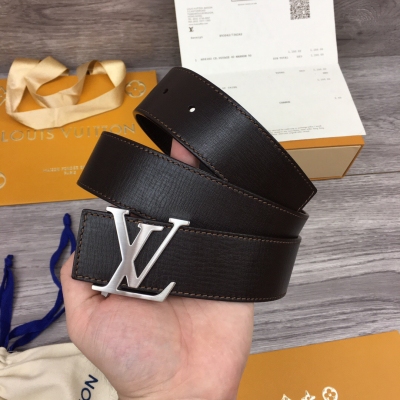 LOUIS VUITTON LV路易威登皮帶 寬度40cm 特殊管道稀缺皮質 雙面採用義大利原廠小牛皮版紋 顏色為深棕色是皮質的本色 不經任何處理 搭配做工精緻的經典字母搭扣