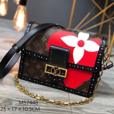 LOUIS VUITTON LV 路易威登 有配套正品包裝 頂級原單 獨家實拍 型號M57448 Dauphine 中號手袋 本款手袋取材撲克牌形提花織物 內隔層和可拆卸肩帶方便日常背攜。尺寸：25×17×10.5CM