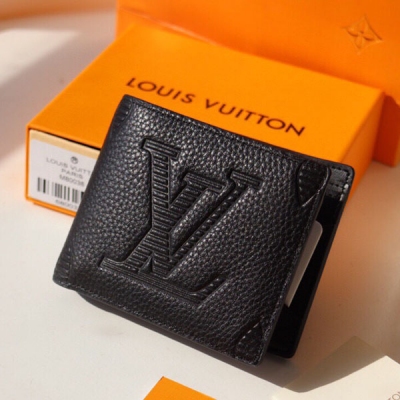 LOUIS VUITTON LV路易威登 頂級原單 M80039 在2021春夏預收集中，採用黑色的托呂雍陰影皮革材質，上面印有超大專屬標識圖案的浮雕圖案。纖薄又功能性的配飾。緊湊輕便的設計，配備多個口袋和卡槽。尺寸: 1