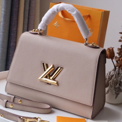 LOUIS VUITTON LV路易威登 新款頂級原單出貨 M57090大號 於2020 冬季推出 Twist One Handle 手袋，以 Taurillon 皮革勾勒挺括構型，融入 1988 年初次亮相於 Poche