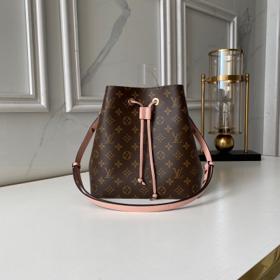 LOUIS VUITTON LV路易威登 複刻版 水桶包 焦糖色M44887 誕生於1932年的香檳酒袋Noé以全新面貌回歸2017年春季系列。新潮水桶包Néonoé選用柔軟的Monogram帆布面料，並搭配繽紛多彩的小牛