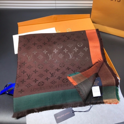 LOUIS VUITTON LV路易威登 圍巾 On The Edge Monogram 披肩採用經典 Monogram 圖案鋪陳傳統美學基底，再以反差色彩邊緣洋溢摩登趣味，更有流蘇飾邊添注優雅氣息140x140材質60