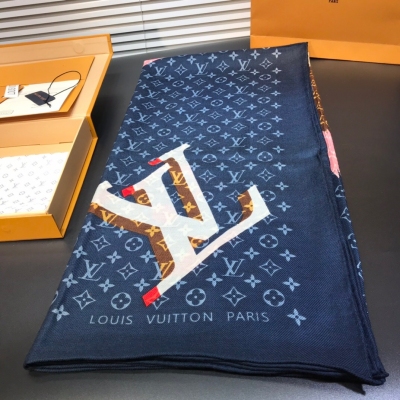 LOUIS VUITTON LV路易威登方巾 山本寬齋限量款~各專櫃已經是超級主打系列了，達摩圖超好看LV圍巾不管從材料還是從款式形式都非常的多，既能保暖，又能搭配出時尚優雅的氣質。此款為專櫃系列最新款~他的設計，精緻的