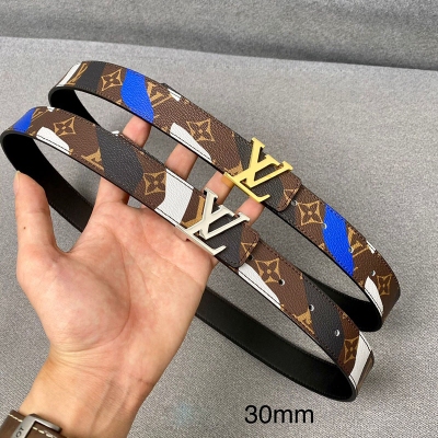 LOUIS VUITTON LV路易威登皮帶 寬度：30mm 男士最新頂級原單腰帶 （情侶套裝）寬度40毫米 春夏新款Dauphine 雙面腰帶融合傳統氣息與摩登風尚。經典字母搭扣優雅呈現 Nicolas Ghesqui