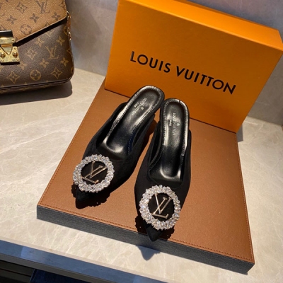 LOUIS VUITTON LV路易威登 2021新款鑽扣高跟單鞋 頂級品質！此款Urban Twist女鞋對經典細高跟鞋型進行時尚升級，以柔滑的小牛皮鞋面搭配亮眼的銀色金屬鞋頭，刻有LV Circle標識，凸顯路易威登