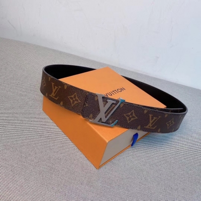 LOUIS VUITTON LV 路易威登皮帶 Initiales 40號腰帶新推出的Monogram雙面版本，搭配銀色潤飾的帶扣，採用與2009秋冬男士時裝秀的Monogram Macassar皮件系列相同的流行元素。