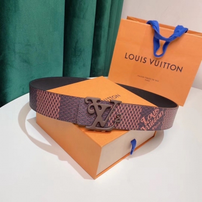 LOUIS VUITTON LV 路易威登皮帶 聯名膠囊系列推出 Squared LV 腰帶。大號 Damier 圖案和素淨小牛皮分飾兩面，以精湛工藝糅合 Savile Row 的典雅格調與街頭美學，點綴做舊效果 LV 