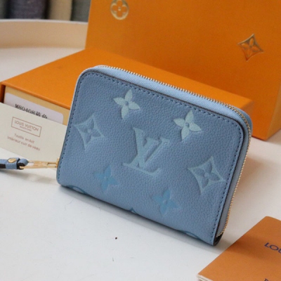 LOUIS VUITTON LV路易威登 M80408 特別版拉鏈零錢包 以Monogram Empreinte皮革打造，綴以漸變色Monogram壓花圖案，是2021夏季By The Pool配飾、皮具及時裝系列的款式之