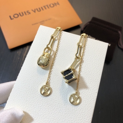 LOUIS VUITTON LV路易威登 新品 正品黃銅底材搭配各種日常和約會造型，隨性又經典美美小仙女推薦自留