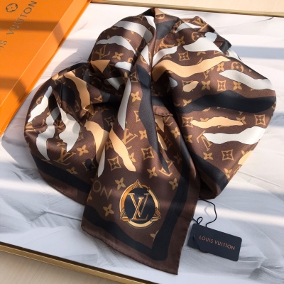 Louis Vuitton LV路易威登方巾 攜手《英雄聯盟》Nicolas Ghesquière 的設計美學與電競世界碰撞奇妙火花 此款方巾融入 Monogram 迷彩圖案，捕捉遊戲英雄的身影90x90cm 100%真