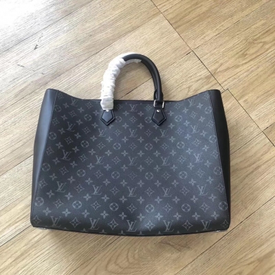 LOUIS VUITTON LV路易威登 M44733 源自 1960 年代的路易威登經典 Sac Plat 手袋激發靈感，以 Monogram Eclipse 帆布為 Grand Sac 手袋賦予新意。充裕容量可收納辦公