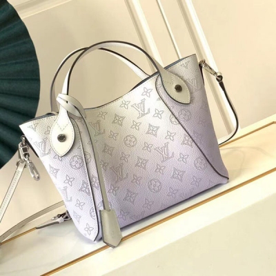 LOUIS VUITTON LV 路易威登 M57858 M54353 HINA 小號手袋本款 Hina 小號手袋取材鏤花穿孔小牛皮，m54353全皮沖孔漸變絲印菜籃子 令粉彩色調自下而上由濃轉淡，釋放盎然趣意。收緊兩側，