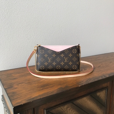 LOUIS VUITTON LV路易威登 複刻版 M44037 櫻花粉PALLAS CLUTH 手袋Monogram帆布搭配柔軟粒面皮革的獨特設計創造出此款別具一格的多功能包袋，適宜日夜使用。可調節的金色包鏈，長短皆宜，還