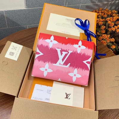 LOUIS VUITTON LV 路易威登 升級版本、M69136 紅色！LV ESCALE 26 盥洗袋 2020 夏季 LV Escale 配飾及皮具系列推出特別款盥洗袋。Monogram 帆布的紮染印花源自日本古老絞