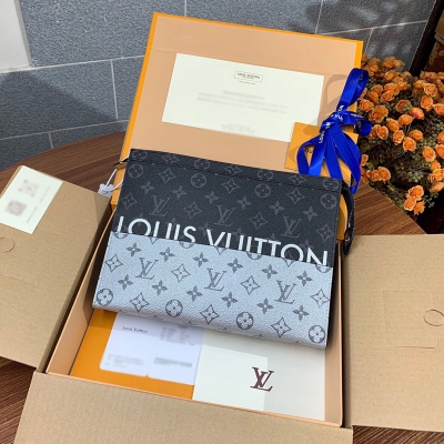 LOUIS VUITTON LV 路易威登 升級版本M63039 拼接白色絲印！春夏時裝秀的系列，出自男裝藝術總監Kim Jones之手的新式Monogram花紋極具特色，創意十足。此款Pochette Voyage中號手