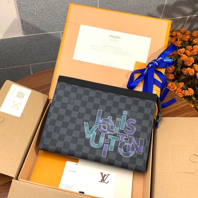 LOUIS VUITTON LV 路易威登 升級版本M60309！Monogram Eclipse帆布裁制而成，此款風格硬朗的全新中號手袋可輕鬆收納個人必備物品尺寸：26x20x5cm。