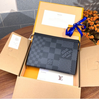 LOUIS VUITTON LV 路易威登 升級版本 N60444 POCHETTE VOYAGE 手拿包！本款 Pochette Voyage 手拿包選取 Damier Graphite 3D 帆布，展現路易威登經典格紋