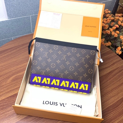 LOUIS VUITTON LV 路易威登 升級版！老花！M80792！字母！Monogram Eclipse帆布裁制而成，此款以乳膠 LV 字母宣告 LV Rubber 主題的趣味新意。風格硬朗的全新中號手袋可輕鬆收納個