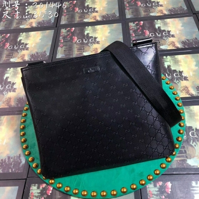 【gucci 古馳】G家新款。市場頂級獨家控貨，專/櫃品質  採用進口牛皮，原廠五金！精緻做工。獨家實物拍照品質如圖可見 。款號:  201446。尺寸：寬35*高30。顏色：克水晶。