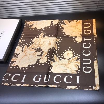 GUCCI古馳 氣質女人~專櫃同步來自當紅的Gucci，品質絕佳，真的妥妥的集合大牌的奢華，女人味和時髦於一體 100%桑蠶真絲，柔軟.光澤 定制級面料.賦予了圍巾容易造型.非常重磅奢華的設計，上身卻別樣襯得高貴氣質！簡