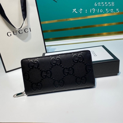 GUCCI古馳 晶片版 新款。市場頂級獨家控貨，專櫃品質 採用進口牛皮，原廠五金！精緻做工。獨家實物拍照品質如圖可見。款號: 625558。尺寸：寬19*高10.5*側寬2.5。顏色：黑壓皮