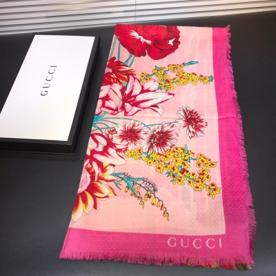 GUCCI古馳圍巾 來自當紅的Gucci，品質絕佳，真的妥妥的集合大牌的奢華，女人味和時髦於一體 100%羊絨，光澤 定制級面料.賦予了圍巾容易造型.非常重磅奢華的設計，上身卻別樣襯得高貴氣質！簡單的搭配卻給人非常舒適有