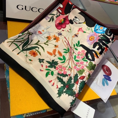 GUCCI古馳方巾 Gucci X Disney限量聯名系列 超級火超級撩的可愛米老鼠少女心爆棚，無敵推薦超級好看啊 高級少女感 配色無敵喜歡非常正的Gucci風格妥妥的省銀子省到家這個系列真的不用多介紹，專櫃買爆了的系