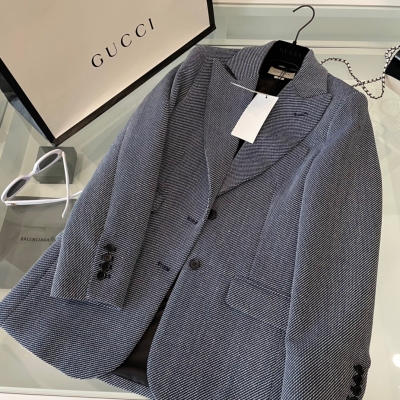 GUCCI古馳 2021ss 簡約大氣職場必備西裝外套經典版型全新細紋撞色面料超大牌！俐落的剪裁細節一樣完美 十米開外就能感受到的幹練氣場 完全不需要費心搭配的款式 輕鬆穿出隨意高級感 現貨發售 配防塵袋哦SML