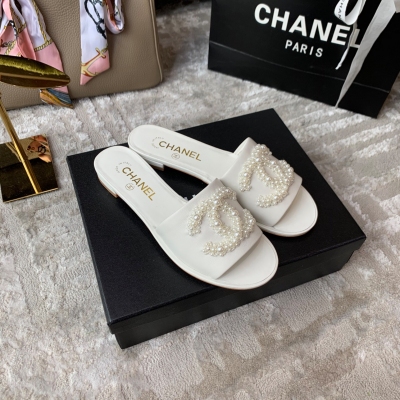 Chanel香奈兒 2020春夏新款平底系列拖鞋，各大博主網紅紛紛入手，今夏必入單品！小香經典的調調，每一季更新都是經典不變卻萬變，超日常的一款，沒有不喜歡穿的仙女吧！超級適合日常！奢侈真皮大底材質細節真的不需要多解釋了