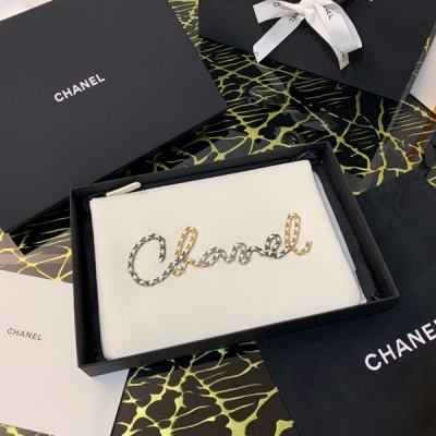 CHANEL香奈兒 高品質 新款手包 包身很可愛其字母延續了流浪包和19系列元素，三色電鍍！看似簡單實藏大學問！設計感超強 出門走路帶風不入可惜！尺寸20*27.5*cm