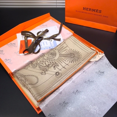 HERMES愛馬仕圍巾 重磅羊絨披肩正品管道H最美系列：專櫃限量版！非常經典的系列！獨家管道私貨我的愛馬你閉著眼睛收！最重磅的沒有誰能比！洋行給專櫃下的訂單。想入的只能去專櫃要麼市場買F貨。客供的面料 140*140cm