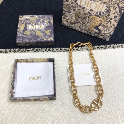 DIOR迪奧 新款 C D Navy 系列項鍊 金色飾面金屬鏈環採用簡約的“CD”標誌精心製作，正面飾以栓扣式扣環。現代時尚，不僅時髦，更能show出自己的態度，凸顯Cool-girl氣質 金屬粗鏈