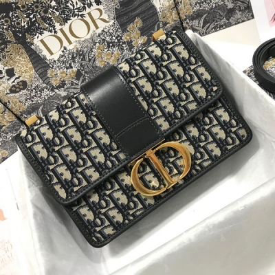 Dior迪奧 蒙田包帆布30 Montaigne、Dior Oblique提花帆布翻蓋式手提包，搭配CD字母鎖扣。金色金屬配飾，可調節皮革肩背帶，背面點綴30 Montaigne立體壓印裝飾，後口袋，可肩背或斜挎，尺寸：2