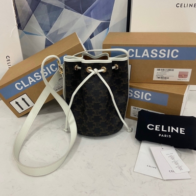 CELINE 夏季限量款 Celine folco 新老花水桶 綜合顏值和定價，這個凱旋門老花系列在櫃檯賣斷貨。前衛的配色更加獨特，搭配白色牛皮，內裡壓制編碼S-GM-3199 尺寸：20*30*13