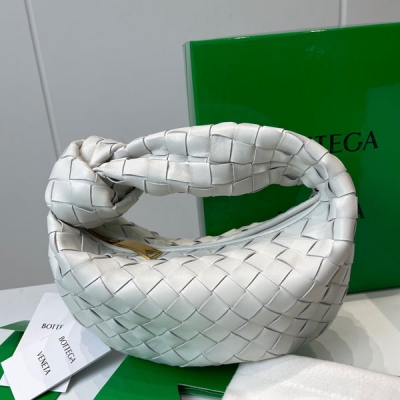 BOTTEGA VENETA BV 2021早春系列新品Mini Jodie 新做法是原有的基礎上圓化邊角，以經典編織皮革打結圓形hobo包，最有標誌性三角拉版設計，採用羊皮垂軟造型，超級適合凹造型 Jodie給人的感覺真