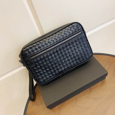 BOTTEGA VENETA BV 516127 胎牛皮男士手包是當前最實用的單品之一哦，手機香煙等物品通通一包搞定哦，非常簡潔大方是您的商務首選26x17x5cm