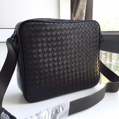 BOTTEGA VENETA BV 410667最新通用款單肩斜挎包28X24X9正品胎牛皮面料純手工編織（胎牛皮很容易留下指甲印）市面絕無僅有