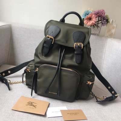 Burberry巴寶莉 Rucksack 軍旅背包8772棕色 現貨時裝周的主打配飾，款式輕便且防雨，肩帶採用舒適的加墊設計，並綴有精美的金屬鏈裝飾，採用Burberry Trench風衣獨創的密織、柔韌的尼龍材質，休閒中