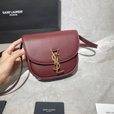 Yves Saint laurent YSL 聖羅蘭 Kaia Small 2021秋冬最新色 酒紅色，圓潤小巧的外觀簡潔又，採用極簡風格光滑植物鞣革小牛皮打造，金色 徽標包扣顯得格外醒目！酒紅色特別中帶有復古感及個性感，