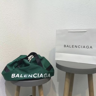 Balenciaga巴黎世家 旅行袋/運動袋/日常凹造型袋 簡單又符合當下潮人Look ，簡直是酷！重點是可以裝N多東西，上身超有feel～ 92239尺寸:48x35x22cm