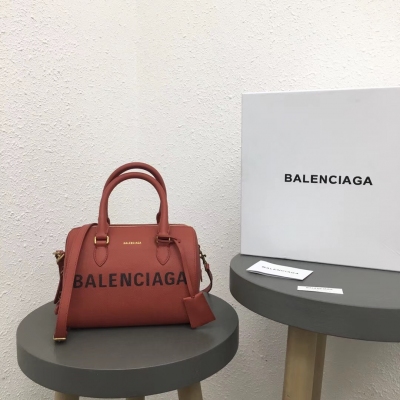 Balenciaga巴黎世家枕頭包紅色 很多品牌都有自己的枕頭 一般都是比較名媛轟 一點也不適合我們這種酷酷的小仙女 所以還是巴黎世家的風格比較適合 日常搭配休閒風妥妥的～ 而且搭配高跟鞋也是立馬變犀利！93301:22x