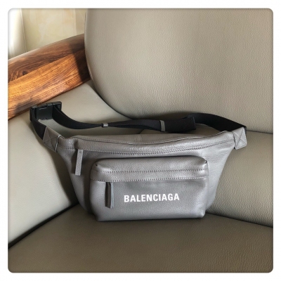 Balenciaga巴黎世家 酷勁十足的腰包兼胸包，蘊藏個性態度，為搭配注入無限潛力鋼鐵灰風格，男女均可放心使用實用、潮流，百搭，夠酷夠帥的尺寸：32x17x5cm，原單進口小羊皮手感特別柔軟細膩 407灰色