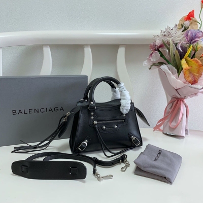 BALENCIAGA巴黎世家 推出全新機車包Neo Classic Mini古銀黑，平紋銀釘系列 以紀念品牌標誌Classic Bag誕生20周年 原單進口小牛皮，皮質柔軟，包身硬挺，復古率性又充滿個性大膽前衛的設計，經典