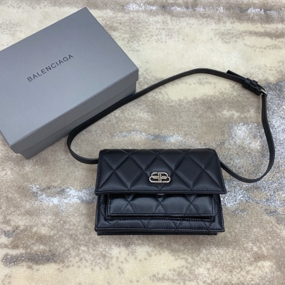 BALENCIAGA巴黎世家 精品甄選 最新手機斜挎小背包 Super mini 超級可愛現貨實拍圖 小巧精緻肩背也當腰包 原單進口小牛皮 菱格繡線配大五金嘜裡在全皮頂級品質，型號：639黑色格子