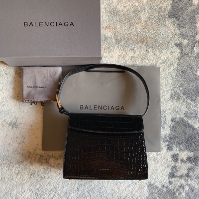 BALENCIAGA巴黎世家 頂級 Ghost 幽靈包，因看不出logo而備受青睞，這是一款高端定制的短翻蓋設計，線條工整流暢，復古精緻，大器時髦，高端不失時尚，日常搭配也是非常不錯的尺寸26*20*9cm，原單進口小牛皮