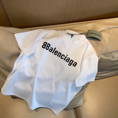 Balenciaga巴黎世家 新品現貨發售 2021SS 黑白撞色 簡約大牌風 近期最愛這件！隨身小版型 襯的人乾淨俐落！面料非常舒適有質感 扛得住細節考驗 剪裁考究 閉眼入的好衣服 黑白兩色 尺碼：SML