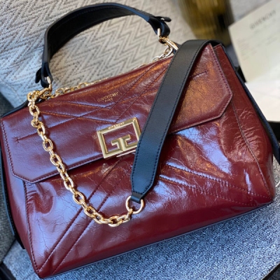 Givenchy紀梵希 2020最新秋夏Givenchy ID Bag 亮面褶皺牛皮，超級實用又有顏值的一款，一個主隔層和扁平口袋+卡糟.可以根據不同風格使用哦，4種攜帶方式！喜歡小眾的包款、不是那麼多人拎又能顯品味的、買