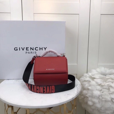 GIVENCHY紀梵希 2020春夏女裝系列GIVENCHY Logo寬肩帶裝飾黑色Pandora Box手袋現已登陸。紀梵希牛皮潘朵拉盒子包 繼承紀梵希獨特包身風格 經典實用 內置：拉鍊暗格 尺寸：18*10*16cm