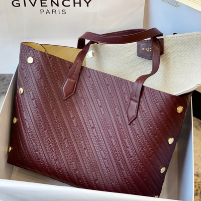 GIVENCHY紀梵希 最新款GIVENCHY Bond壓紋小牛托特包！正品購入！整個包裡外都是小牛製作、手感柔軟、容量又巨大、時尚又實用！註定了它可以裝下你的小世界，不止旅行也可以拿來當媽咪包、購物袋哦、內飾配手包可以拆