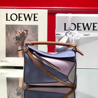 LOEWE羅意威 專櫃最新粉藍拼 LOEWE MINI PUZZLE 溫柔公主色 盡顯溫婉氣質 迷你尺寸：18*12.5*8cm 包包自身重量幾乎忽略，超級實用，出門裝手機小錢包口紅粉餅,毫無累贅感，輕鬆愉快人生從此開啟(